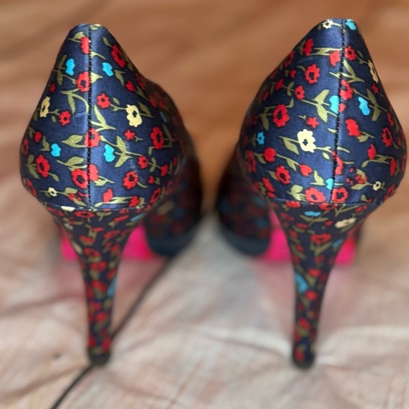 Betsy Johnson Rosy II Satin Shoes Pumps Size 8.5M Floral Navy D’orsat Heels - Picture 2 of 6